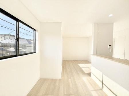 rO@`Living`Lȗz̏ꏊƂ炵B邱̋Ԃ݂͂Ȃ̏Ί炪WꏊAYA邱Ƃ̂Ȃ킢ȂbyގԁA̎vԂꏊB