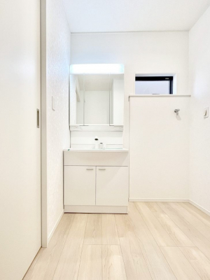 ʑEʏ@`Dressing Room`FœꂳĂƁAXbLƐۂ܂B̗ɂ͂ՂƎ[Xy[XWI  ́AVv@\dāB