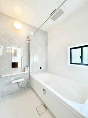 @A`Bath Room`@t̃oX[́Ǎ薾邭C̗ǂԂłB邱ƂŁACǍDB芰oX[ŁÃoX^Cy݂ɂȂ肻łB