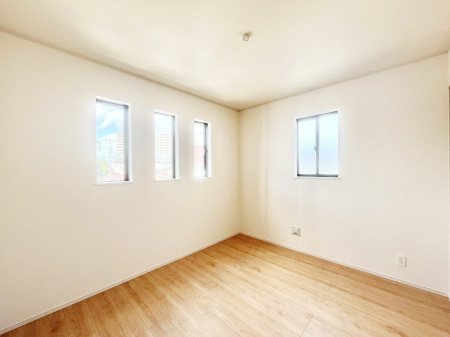 q@A`Bed Room`@q͂qlɂƂđϏdȖ܂Bqlŉ߂Ԃ^邱ƂŁAh׋ԂRƑ܂畔̕Еt|ȂǂƂɌq܂B