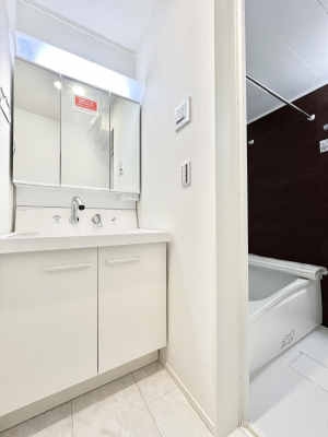 ̑@`Dressing Room`@邭pE_[[Bgꏊ炱AKȋԂƂȂĂ܂BVv[hbT[̗pĂ܂̂ŁAVyɏo܂B