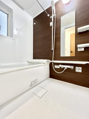 @`Bath Room`@ƑL΂ē邱Ƃ\I̔MdȃoX^CłBqlƂꏏł\ȍLȂ̂ŁArOƂ͈ƑcR̂ЂƎy݂܂B