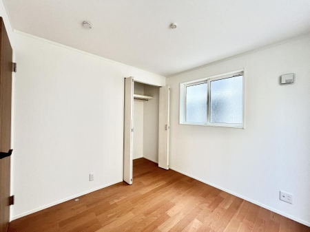 q@`Bed Room`@q͂qlɂƂđϏdȖ܂Bqlŉ߂Ԃ^邱ƂŁAh׋ԂRƑ܂畔̕Еt|ȂǂƂɌq܂B