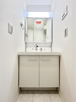 ʑEʏ@`Dressing Room`  FœꂳĂƁAXbLƐۂ܂B  ̗ɂ͂ՂƎ[Xy[XWI  ́AVv@\dāB