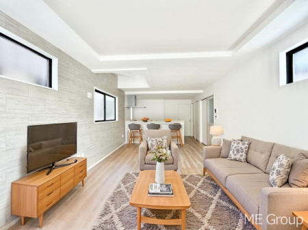 rO@`Living`@Ƒ̉bΊ炪srOłBqĂpȂA傫ȃ\t@_CjOe[ułH肭났􂻂ȖԂłIƋCGł