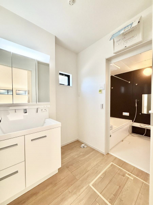 ���̑��@�����`Dressing Room�`�@�\���ȑ傫���̐��ʑ�͎��[�����鎖�Ȃ���A�g�����Ȃ݃`�F�b�N�⎕�����ȂǁA���̍Q�����������Ԃł��z�e�����C�N�ȃX�y�[�X�ŗ]�T�Ƃ�Ƃ�������Ē����܂��B