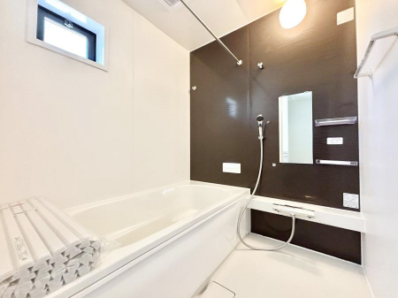 �����@�����`Bath Room�`�@���t���̃o�X���[���́A�̌������薾�邭�C�����̗ǂ���Ԃł��B�������邱�ƂŁA���C�����ǍD�B������芰����o�X���[���ŁA�����̃o�X�^�C�����y���݂ɂȂ肻���ł��B