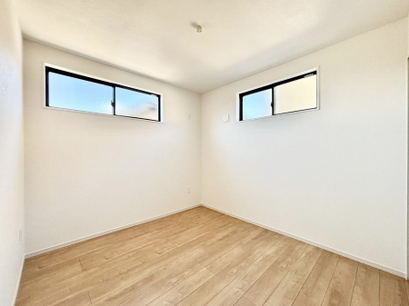 ���̑����ρ@�����`Bed Room�`�@�������������̂��ˌ��Ẵ����b�g�ł��B���Ƒ������������ƂŎ苷�Ɋ����Ă����Z�܂����ˌ��Ăł͊e�����v���C�o�V�[��ۂ��Ƃ��ł��܂��B�Z�܂��ɂ�Ƃ肪���܂�S�������b�N�X�ł��܂���