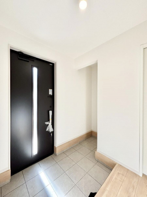 ���ց@�����`Entrance�`�@�Ƃ̏o����Ŗ����g�p����̂����ցB�؍ݎ��Ԃ͒Z���Ă��A���ւ̈�ۂ͉Ƃ̑���ۂ����E����ƌ����Ă��ߌ��ł͂���܂���B  �I�V�����ȃh�A���疾�邢��������܂���