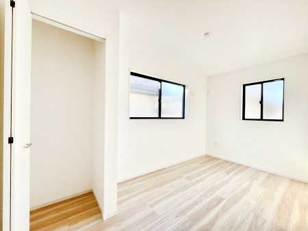 �q�������@�����`Bed Room�`�@2�ʍ̌����m�ۂ������邢�����́A���ʂ����ǂ��A��ϋ��S�n�̗ǂ���ԂƂȂ��Ă���܂��B�u�₩�ȕ��������ċN���钩�́A���K�����̎n�܂�ɁI���������ʕ����ƂĂ��ǂ��Z�܂���