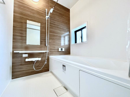 �����@�����`Bath Room�`�@�������Ƒ���L�΂��ē������邱�Ƃ��\�I����̔�������M�d�ȃo�X�^�C���ł��B���q�l�Ƃ��ꏏ�ł��\���ȍL���Ȃ̂ŁA���r���O�Ƃ͈�����Ƒ��c�R�̂ЂƎ������y���݂��������܂��B