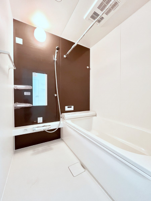 �����@�������P�������`Bath Room�`�@����L�΂��ē������邱�Ƃ��\�I����̔�������M�d�ȃo�X�^�C���ł��B���q�l�Ƃ��ꏏ�ł��\���ȍL���Ȃ̂ŁA���r���O�Ƃ͈�����Ƒ��c�R�̂ЂƎ������y���݂��������܂��B