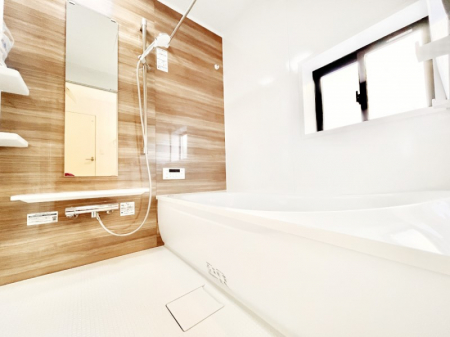 �����@�������P�������`Bath Room�`�@���t���̃o�X���[���́A�̌������薾�邭�C�����̗ǂ���Ԃł��B�������邱�ƂŁA���C�����ǍD�B������芰����o�X���[���ŁA�����̃o�X�^�C�����y���݂ɂȂ肻���ł��B