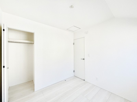 �q�������@�������P�������`Bed Room�`�@�q�������͂��q�l�ɂƂ��đ�Ϗd�Ȗ���������܂��B�q����l�ŉ߂�����Ԃ�^���邱�ƂŁA�h���׋����Ԃ����R�Ƒ����܂����畔���̕Еt����|���Ȃǂ��������ƂɌq����܂��B