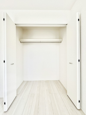 ���[�@�������P�������`Closet�`�@�ǖʃN���[�[�b�g������΃^���X��u���K�v���Ȃ��A�o������̂Ȃ��X�b�L����Ԃ��ێ��ł��܂��B����ꂽ�X�y�[�X��L���Ɋ��p�ł������B�ߗނ��̕i�Ȃǂ����Ղ���[�o���܂��ˁ�