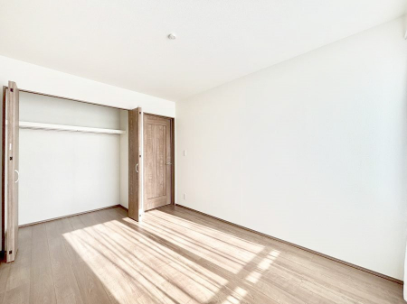 �Q���@�������������`Bed Room�` �S�����ɂ͎��[�N���[�[�b�g�������I���i�g���̂��m���⏬���͂������A�G�ߕ��̂��m���Ȃǂ���������Ɛ������ڂ����܂������܂��B ������Ԃ��L���g�p�ł��܂��ˁB   