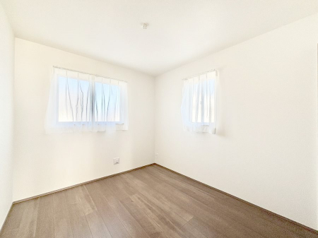 �q�������@������B�������`Bed Room�`�@�q�������͂��q�l�ɂƂ��đ�Ϗd�Ȗ���������܂��B�q����l�ŉ߂�����Ԃ�^���邱�ƂŁA�h���׋����Ԃ����R�Ƒ����܂����畔���̕Еt����|���Ȃǂ��������ƂɌq����܂��B