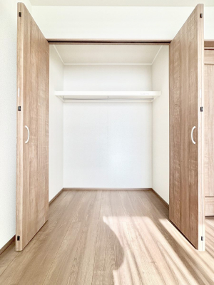 ���[�@������B�������`Closet�`�@�ǖʃN���[�[�b�g������΃^���X��u���K�v���Ȃ��A�o������̂Ȃ��X�b�L����Ԃ��ێ��ł��܂��B����ꂽ�X�y�[�X��L���Ɋ��p�ł������B�ߗނ��̕i�Ȃǂ����Ղ���[�o���܂��ˁ�