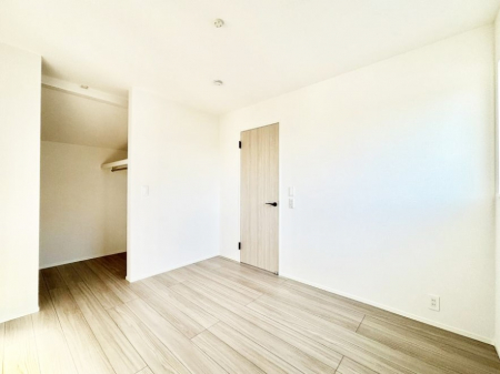 �q�������@�����`Bed Room�`�@�q�������͂��q�l�ɂƂ��đ�Ϗd�Ȗ���������܂��B�q����l�ŉ߂�����Ԃ�^���邱�ƂŁA�h���׋����Ԃ����R�Ƒ����܂����畔���̕Еt����|���Ȃǂ��������ƂɌq����܂��B