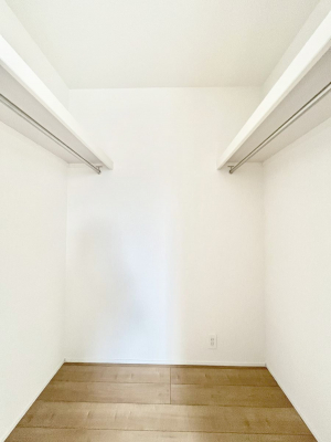 ���̑��@�����`Walk-in Closet�`�@�K�v�Ȃ��̂�R�[�f�B�l�[�g���ꗗ���Ċm�F�ł��A�g�x�x�⏀�����Z���ԂōςރE�H�[�N�C���N���[�[�b�g��ݒu���܂����B�Ƃ̒�����������Ƃ�����֗��Ȏ��[�X�y�[�X�ł��B