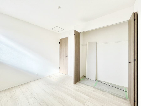 �Q���@�����`Bed Room�`  �S�����ɂ͎��[�N���[�[�b�g�������I���i�g���̂��m���⏬���͂������A�G�ߕ��̂��m���Ȃǂ���������Ɛ������ڂ����܂������܂��B  ������Ԃ��L���g�p�ł��܂��ˁB