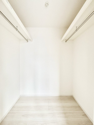 ���̑��@�����`Walk-in Closet�`�@�K�v�Ȃ��̂�R�[�f�B�l�[�g���ꗗ���Ċm�F�ł��A�g�x�x�⏀�����Z���ԂōςރE�H�[�N�C���N���[�[�b�g��ݒu���܂����B�Ƃ̒�����������Ƃ�����֗��Ȏ��[�X�y�[�X�ł��B