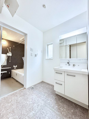 ���̑��@�����`Dressing Room�`  ����������F�����œ��ꂳ��Ă���ƁA�X�b�L���Ɛ�������ۂ������܂��B  ���̗��ɂ͂����Ղ�Ǝ��[�X�y�[�X��W�������I  �����́A�V���v�����@�\�����d�����āB