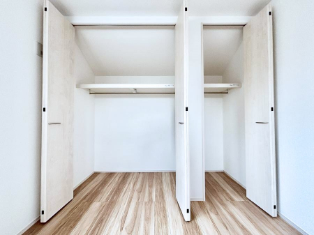 ���[�@�����`Closet�`�@�ǖʃN���[�[�b�g������΃^���X��u���K�v���Ȃ��A�o������̂Ȃ��X�b�L����Ԃ��ێ��ł��܂��B����ꂽ�X�y�[�X��L���Ɋ��p�ł������B�G�߂̈ߗނ��̕i�Ȃǂ����Ղ���[�o���܂��ˁ�