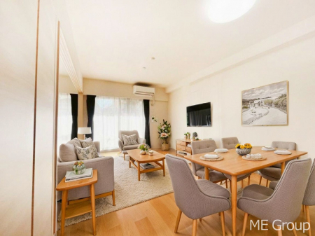 ���r���O�@�����`Living�`�@�Ƒ��̐H����c���̂ق��A�q�ǂ���V�΂�����A�F�l���������肷��LDK�͏Z�܂��̒��S�B�����ԉ߂����ꏊ������A���̋�Ԃ͏Z�܂��S�̂̋��S�n�����E���܂��B�@���Ƌ��CG�ł�