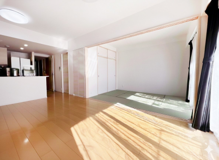 ���r���O�@�����`Living�`�@�Ƒ��̐H����c���̂ق��A�q�ǂ���V�΂�����A�F�l���������肷��LDK�͏Z�܂��̒��S�B�����ԉ߂����ꏊ������A���̋�Ԃ͏Z�܂��S�̂̋��S�n�����E���܂��B��CG���H��