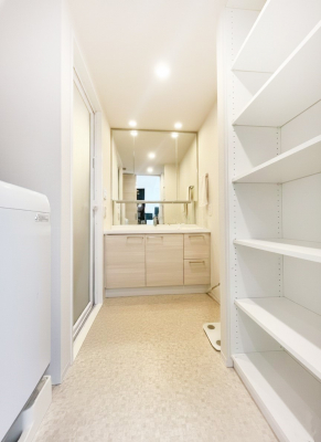 ���ʑ�E���ʏ��@�����`Dressing Room�`�@�\���ȑ傫���̐��ʑ�͎��[�����鎖�Ȃ���A�g�����Ȃ݃`�F�b�N�⎕�����ȂǁA���̍Q�����������Ԃł��z�e�����C�N�ȃX�y�[�X�ŗ]�T�Ƃ�Ƃ�������Ē����܂��B��CG���H��