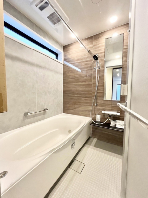 �����@�����`Bath Room�`�@���t���̃o�X���[���́A�̌������薾�邭�C�����̗ǂ���Ԃł��B�������邱�ƂŁA���C�����ǍD�B������芰����o�X���[���ŁA�����̃o�X�^�C�����y���݂ɂȂ肻���ł��B