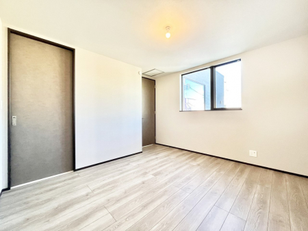 ���̑����ρ@�����`Bed Room�`�@�؂̉����肪�₳�����t���[�����O�͈��炬�������炷�v���C�x�[�g��ԁB����߂̃t���[�����O�ł��̂ŁA�ǎ��Ƃ��}�b�`���A���������X�ɍL�������Ă������ʂ��B