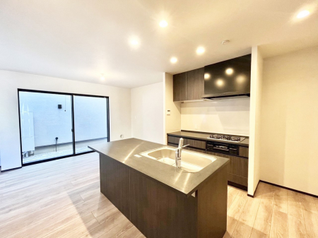 ���r���O�@�����`Living�`�@�Ƒ��̐H����c���̂ق��A�q�ǂ���V�΂�����A�F�l���������肷��LDK�͏Z�܂��̒��S�B�����ԉ߂����ꏊ������A���̋�Ԃ͏Z�܂��S�̂̋��S�n�����E���܂��B