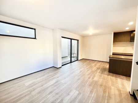 ���̑����ρ@�����`Living�`�@�L���ȗz�������̏ꏊ���Ƃ炵�����B�����邱�̋�Ԃ݂͂�Ȃ̏Ί炪�W���ꏊ�A����Y��A���邱�Ƃ̂Ȃ����킢���Ȃ���b���y���ގ��ԁA��������̎v�����Ԃ���ꏊ�B