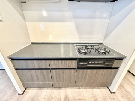 �L�b�`���@�����`Kitchen�`�@��b���e�ރ��r���O�A�������������Ȃ�L�b�`���B�Ƃ́A�������������ł͂Ȃ��A��炵��������A���K�ɂ���ꏊ�B�Ί�̖����A���炬�̓��X�̂��߂ɁA�ŐV�̐ݔ��E�d�l���̗p�B