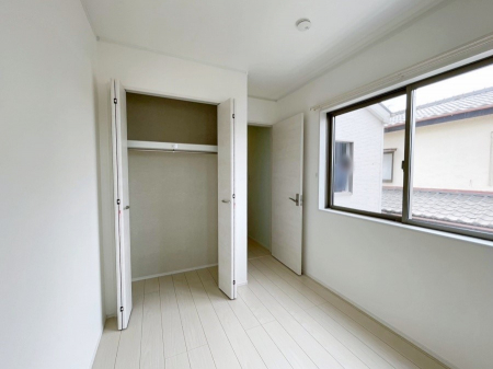 ���̑����ρ@����-Bed Room-�@�S�����ɂ͎��[�N���[�[�b�g�������I���i�g���̂��m���⏬���͂������A�G�ߕ��̂��m���Ȃǂ���������Ɛ������ڂ����܂������܂��B  ������Ԃ��L���g�p�ł��܂��ˁB  