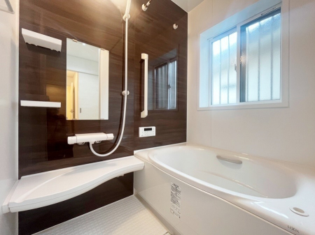 �����@����-Bath Room-�@�������������͋C�̗����Ŗ����Ɍ����ă��t���b�V���B  ���������@�\���t���Ă���̂ŗׂ̐���@�u����Ő􂢏オ�������󕨂��A�J�̓����V�C���C�ɂ������������邱�Ƃ��\�ł��B  