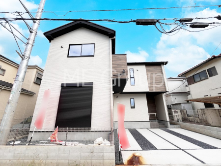 ���n�O�ώʐ^�@�O�ρ`Exterior�`  �ՐÂȏZ��n�Ŏq��ĉƑ��Ƀs�b�^���B  �����̂��U�������K�ȗ΂Ɍb�܂ꂽ�G���A�ŁA���R�ɕ�܂ꂽ���₩�ȕ�炵���������邽�߂́A��Ƃ肠��Z���������Ă��܂��B