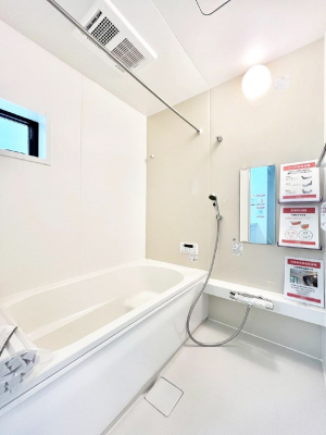 �����@�����`Bath Room�`�@����L�΂��ē������邱�Ƃ��\�I����̔�������M�d�ȃo�X�^�C���ł��B���q�l�Ƃ��ꏏ�ł��\���ȍL���Ȃ̂ŁA���r���O�Ƃ͈�����Ƒ��c�R�̂ЂƎ������y���݂��������܂��B