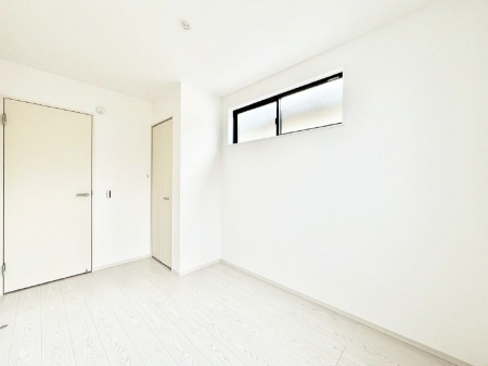 �q�������@�����`Bed Room�`�@�q�������͂��q�l�ɂƂ��đ�Ϗd�Ȗ���������܂��B�q����l�ŉ߂�����Ԃ�^���邱�ƂŁA�h���׋����Ԃ����R�Ƒ����܂����畔���̕Еt����|���Ȃǂ��������ƂɌq����܂��B