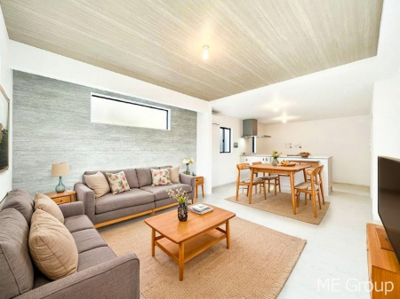 ���r���O�@�����`Living�`�@�Ƒ��̉�b��Ί炪�s���������r���O�ł��B�q���������Ă�p�����Ȃ���A�傫�ȃ\�t�@��_�C�j���O�e�[�u���ł������H���������肭�났�����􂻂�Ȗ������������Ԃł��I���Ƌ��CG�ł�