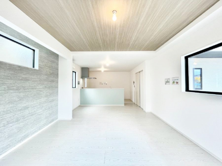 ���r���O�@�����`Living�`�@�O���̗��Ȃ��V���v���ł�������LDK�B�傫�ȑ�������������������ނ̂Ŏ��������邭�A�Ƒ��̌e���̏�Ƃ��ăs�b�^���ł��B�J�����Ɠ�������̗ǂ��𐥔񂲗����������I