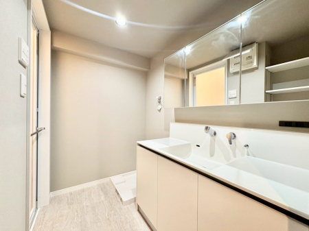 ���ʑ�E���ʏ��@�����`Dressing Room�`�@����������F�����œ��ꂳ��Ă���ƁA�X�b�L���Ɛ�������ۂ������܂��B���̗��ɂ͂����Ղ�Ǝ��[�X�y�[�X��W�������I�����́A�V���v�����@�\�����d�����āB