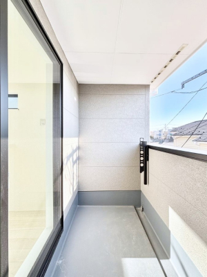 �o���R�j�[�@�����`Balcony�`�@�傫�ȋ�Ɉ͂܂ꂽ�C�����̂����ƁB�o���R�j�[��`�������ň��|�I�ȊJ�����ɕ�܂�܂��B�o���R�j�[�͗z���������݂��z�c����󕨂��C�����悭�������Ƃ��ł��܂��B