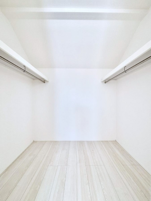 ���̑��@�����`Walk-in Closet�`�@�K�v�Ȃ��̂�R�[�f�B�l�[�g���ꗗ���Ċm�F�ł��A�g�x�x�⏀�����Z���ԂōςރE�H�[�N�C���N���[�[�b�g��ݒu���܂����B�Ƃ̒�����������Ƃ�����֗��Ȏ��[�X�y�[�X�ł��B