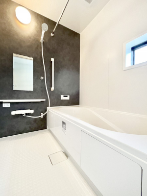 �����@�����`Bath Room�`�@�������������͋C�̗����Ŗ����Ɍ����ă��t���b�V���B���������@�\���t���Ă���̂ŗׂ̐���@�u����Ő􂢏オ�������󕨂��A�J�̓����V�C���C�ɂ������������邱�Ƃ��\�ł��B