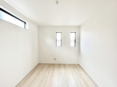 �q�������@�����`Bed Room�`�@�q�������͂��q�l�ɂƂ��đ�Ϗd�Ȗ���������܂��B�q����l�ŉ߂�����Ԃ�^���邱�ƂŁA�h���׋����Ԃ����R�Ƒ����܂����畔���̕Еt����|���Ȃǂ��������ƂɌq����܂��B