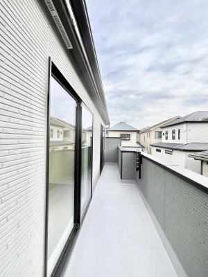 �o���R�j�[�@�����`Balcony�`�@�쑤�ɐݒu���ꂽ���s���̂��郏�C�h�o���R�j�[�B�S�n�悢�z�˂���g���ȕ����y���ނ��Ƃ��o���܂��B���ꂽ���ɂ͂����Ղ�̐��󕨂�z�c�������܂��I�g���₷���J���I�ȃo���R�j�[�ł���