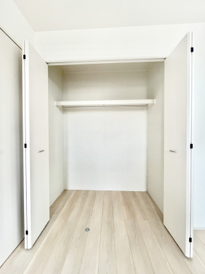 ���[�@�����`Closet�`�@�ǖʃN���[�[�b�g������΃^���X��u���K�v���Ȃ��A�o������̂Ȃ��X�b�L����Ԃ��ێ��ł��܂��B����ꂽ�X�y�[�X��L���Ɋ��p�ł������B�G�߂̈ߗނ��̕i�Ȃǂ����Ղ���[�o���܂��ˁ�